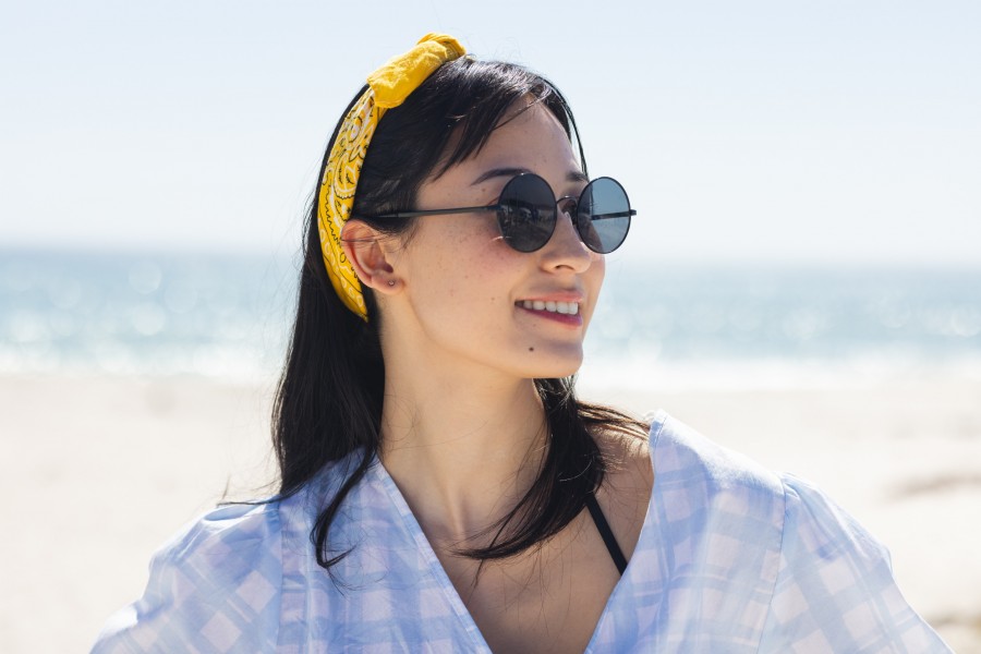 Quels sont les accessoires à associer avec un bandana dans les cheveux ?