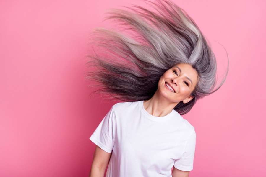 Qu'est-ce que le balayage des cheveux gris pour les femmes ?